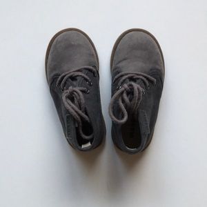 Toddler Old Navy Boys Grey booties - Sz 6. Worn 1x